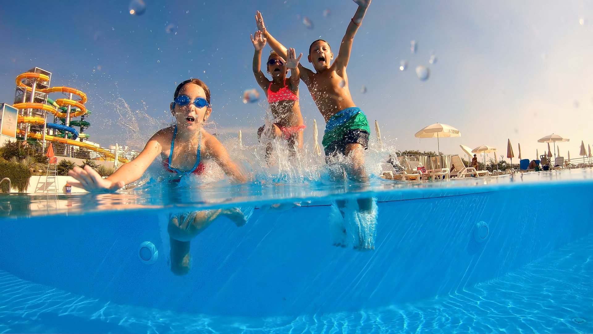 Unde mergi în vacanță cu copiii vara, când vrei distracție pentru ei și liniște pentru tine